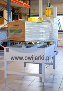 Owijarka paczek WP1200 łącząca trzy pudła leżące obok siebie folią stretch