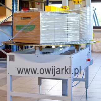 Owijarka paczek WP1200 łącząca trzy pudła leżące obok siebie folią stretch