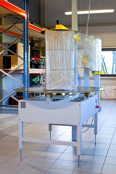 Owijarka paczek WP1200 owijająca trzy pudła ustawione jedno na drugim