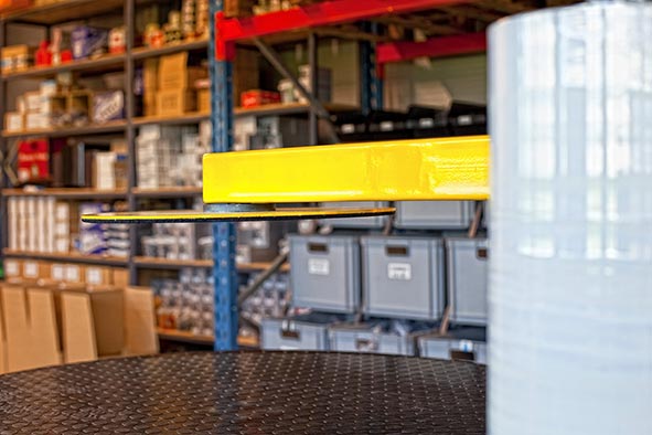 Docisk pneumatyczny owijarki WP1200 z talerzem przesuwanym na rolkach po kolumnie