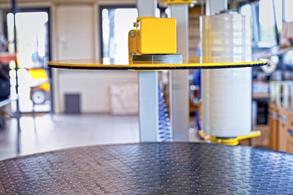 Talerz dociskowy owijarki WP1200 nad talerzem obrotowym maszyny