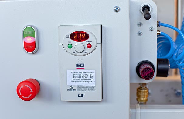 Panel sterowania owijarki WP1200 z falownikiem LS i przyciskiem awaryjnym STOP