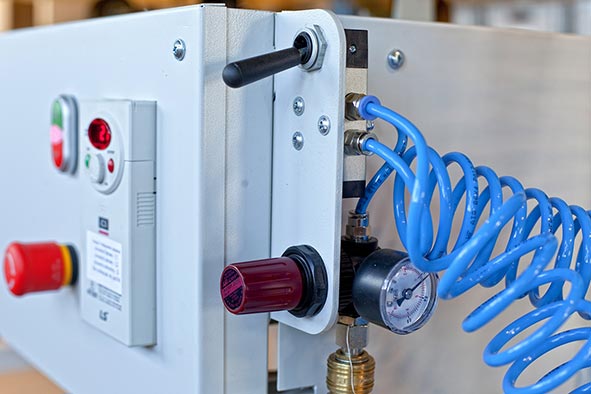 Układ pneumatyczny owijarki WP1200 z regulacją ciśnienia i spiralnym przewodem powietrza