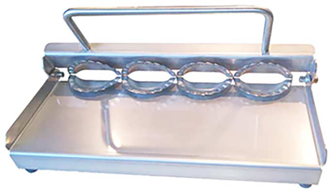 Maszynka do pierogów 100mm z falbanką – podniesiony stolik z wykrojnikami